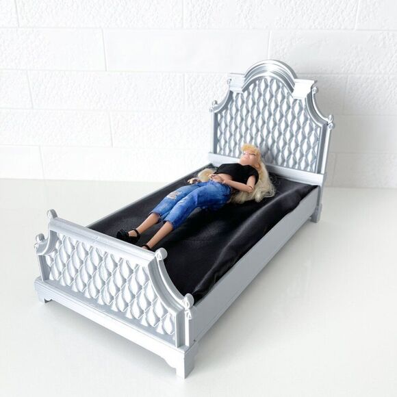 Silver Tufted Miniature Chesterfield Bed Queen Size 1:6 Scale Barbie Dollhouse - Picture 4 of 6